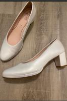 Weiße bequeme Pumps (Hochzeitsschuhe) Hessen - Butzbach Vorschau