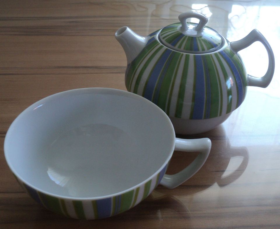 HÜBSCHES  TEE - SET  /  KANNE + TASSE IN EINEM SET / PORZELLAN in Bad Wörishofen