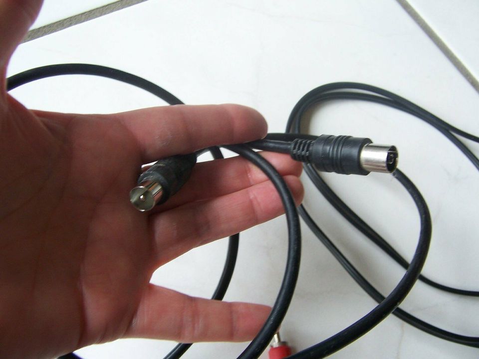 2 Kabel Verbindungen Tuner TV *  einfach mal schauen in Loffenau