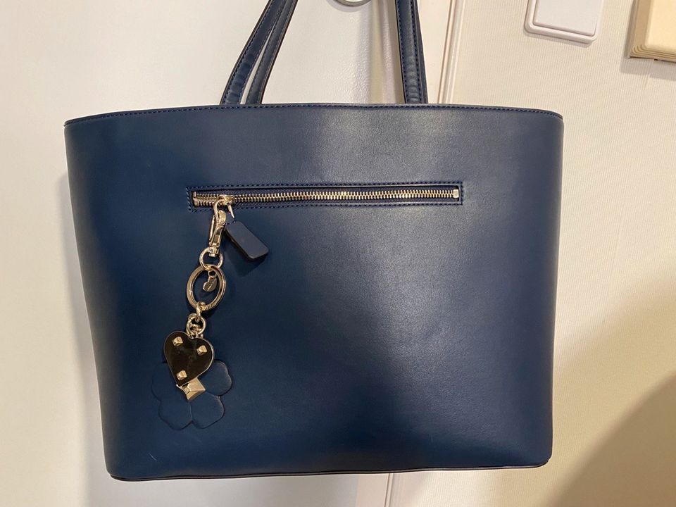 Guess Henkeltasche, Shopper, Handtasche blau Stickerei, Anhänger in Dortmund