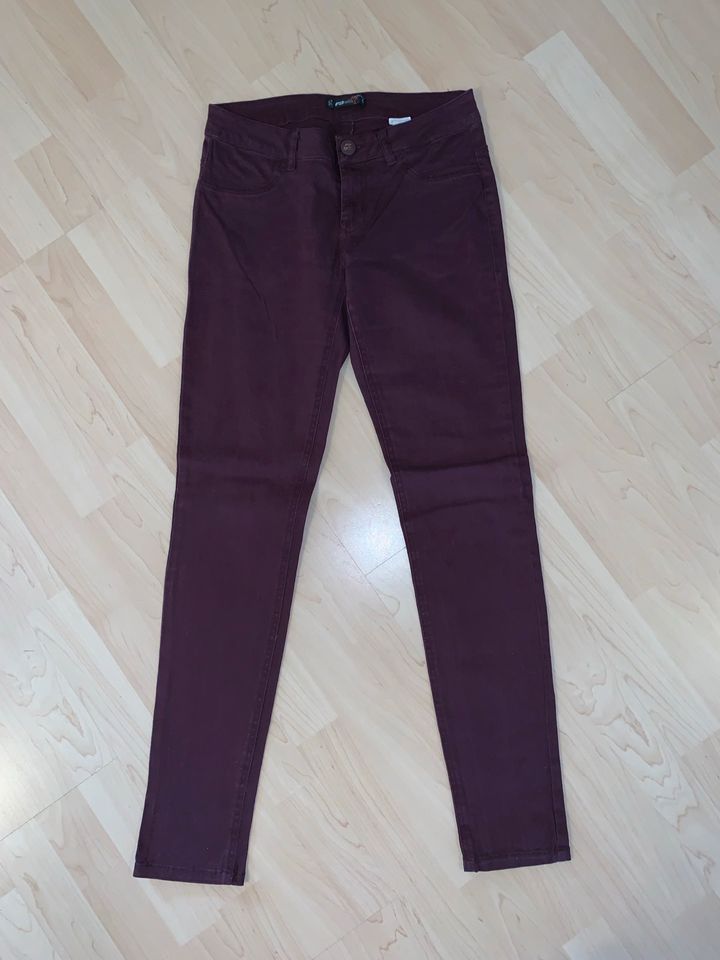 Strech/ Jeans Hose S dunkelrot bordeauxrot Beere Pflaume lila in Wipperfürth