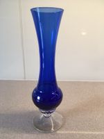 Vintage Schmale Vase Kristallglas blau Fuß klar Höhe 23,5 cm Hessen - Rodgau Vorschau