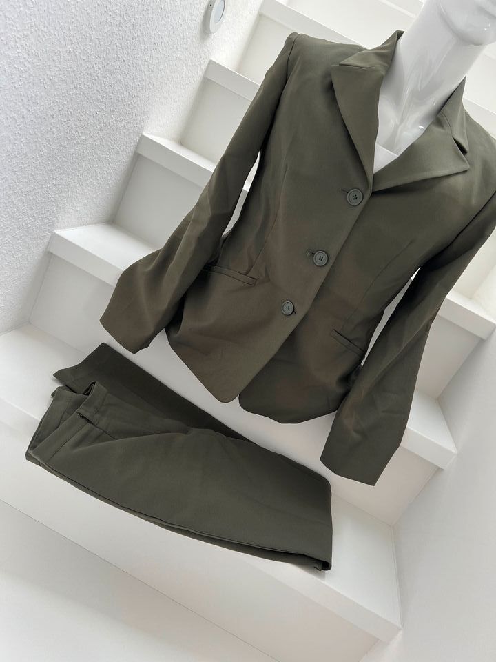 Benetton Hosenanzug Blazer Gr. 40 und Hose Gr. 36 oliv grün in Weil der Stadt