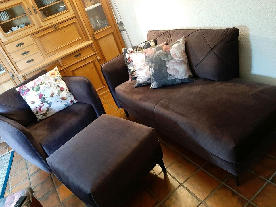 Wohnzimmercouch (Recamiere) Sessel und Hocker neuwertig in Moers