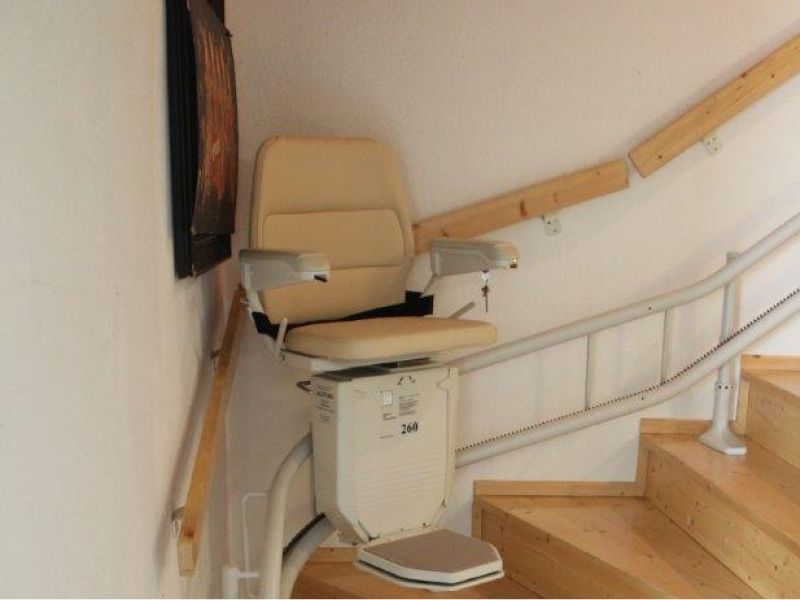 Gebrauchter Treppenlift für kurvige oder gerade Treppen, mit Garantie ✅, fertig eingebaut ab in Köln