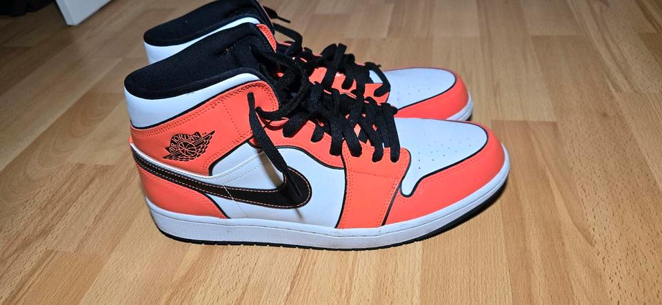 Air Jordan 1 Mid SE Turf Orange in Hannover