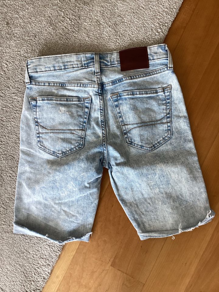 Hollister Jeans Shorts W26 in Carlsberg