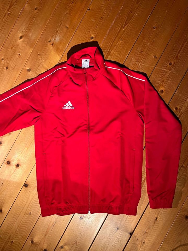 adidas Core 18 Präsentationsjacke Rot CV3686 Jacke Fussball XS in Berlin -  Mitte | eBay Kleinanzeigen ist jetzt Kleinanzeigen