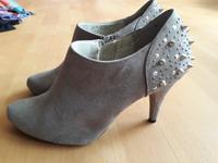 Pumps/High Heels, Gr. 41, Grau mit Nieten Niedersachsen - Wulfsen Vorschau