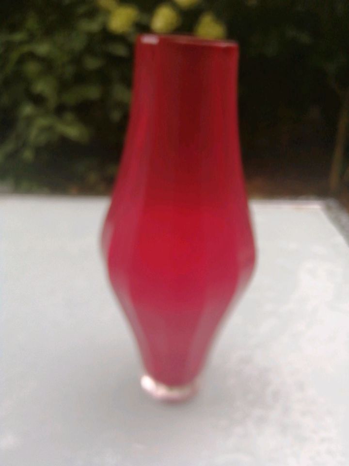 Glas Vase beschliffen matt rot 60er J 29 cm h in Krefeld