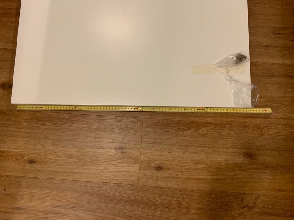 Ikea Schreibtisch 130x75 weiß mit schwarzen Beinen in Langen (Hessen)