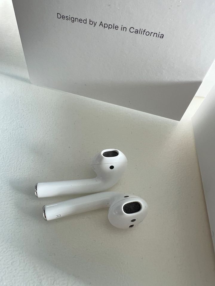 Apple AirPods 2. Generation mit Lade Case  ( links defekt) in Herford