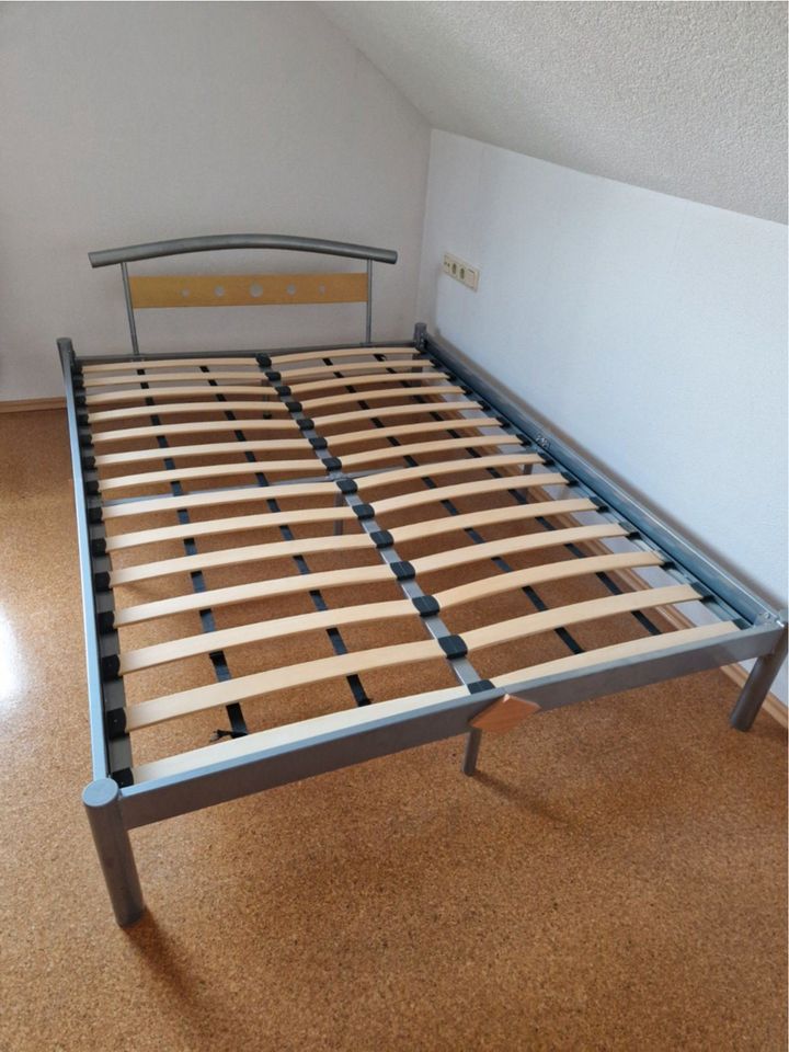 Bett Doppelbett mit Lattenrost 140 cm auf 200 cm in Ruppertshofen