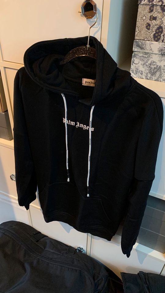 Schwarzer Hoodie in Mönchengladbach