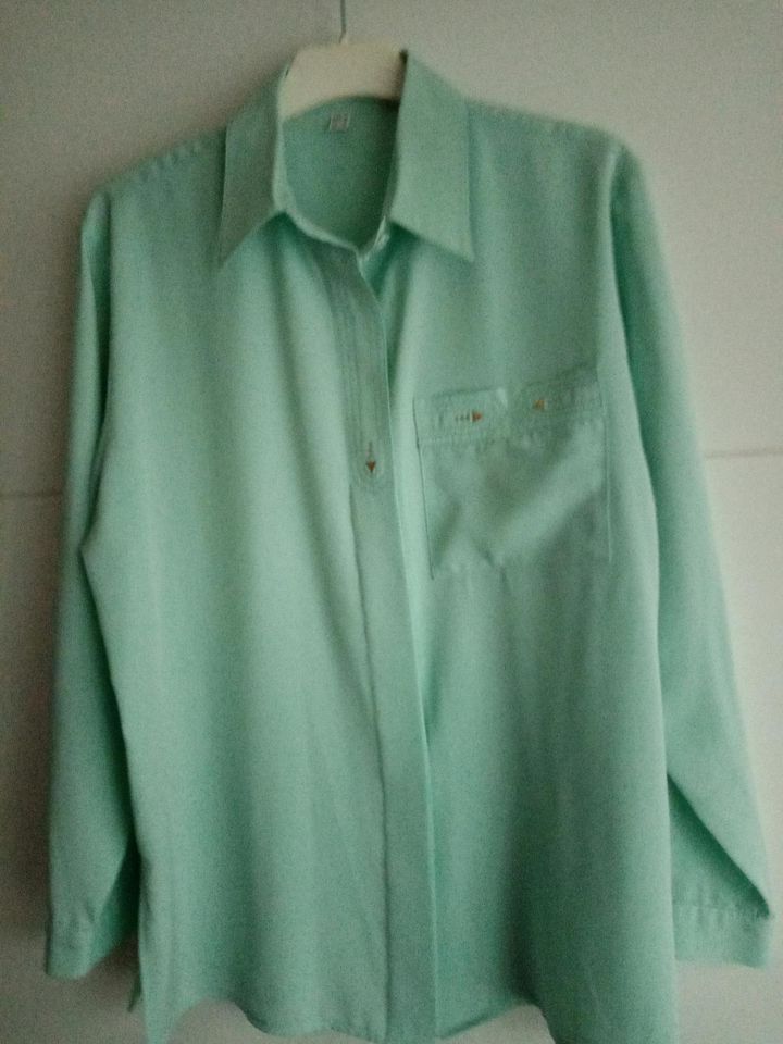 Schöne Elegante Damen Bluse mit Kragen. in Hardegsen