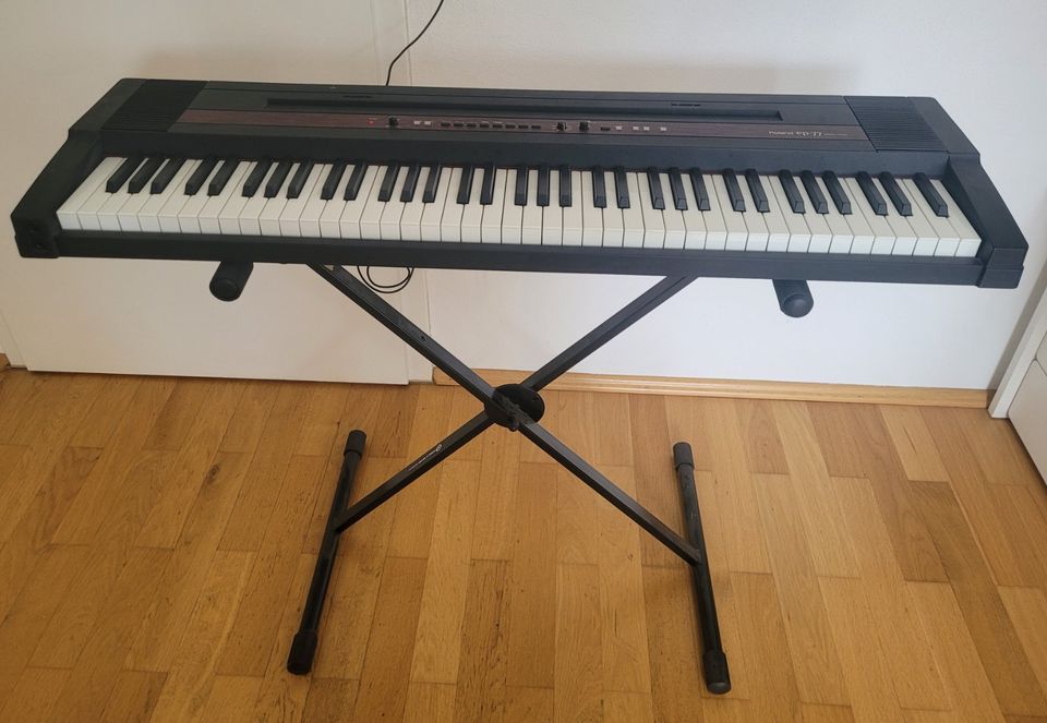 Roland E-Piano / Piano EP-77 inkl. Keyboardständer in München