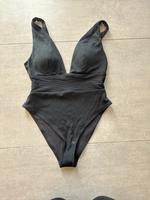 H&M Badeanzug Gr.38/40 schwarz hohes Bein Niedersachsen - Friesoythe Vorschau