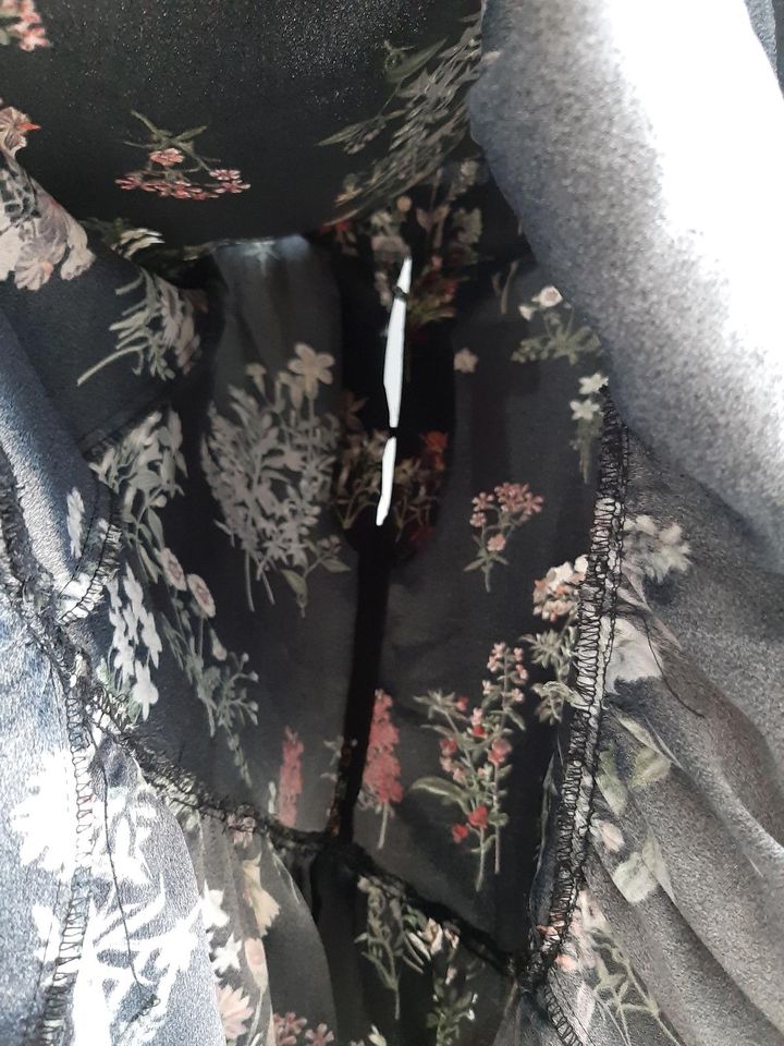 Zara Kleid Volants Schwarz Blumen S in Eutin