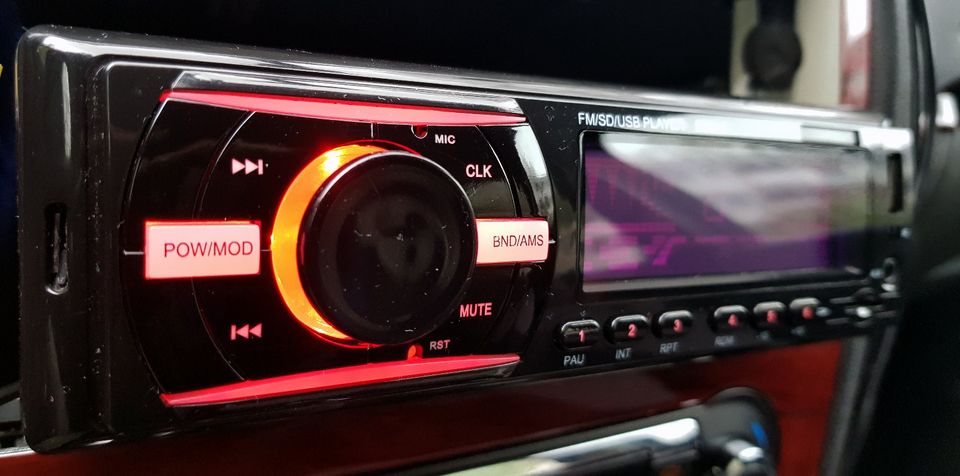 Autoradio FM SD USB Player AUX 50Wattx45 in Hamburg