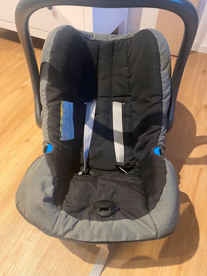 Britax Römer Babyschale mit Isofixstation in Oberursel (Taunus)