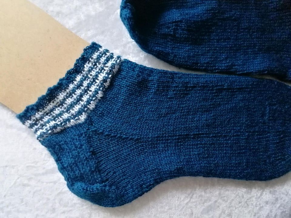 Sneaker Socken aus Opal Sockenwolle, Gr 44 /45, handgestrickt in Großenwiehe