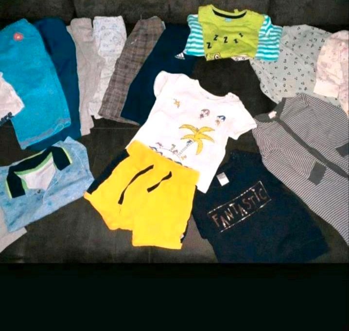 Baby Kleidung ca.500 teile in Selm