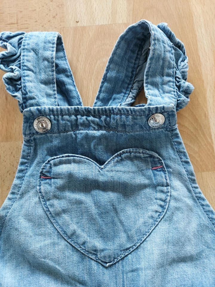 Süße kurze Latzhose aus Jeans von h&m, 80, mit Herz in Leverkusen