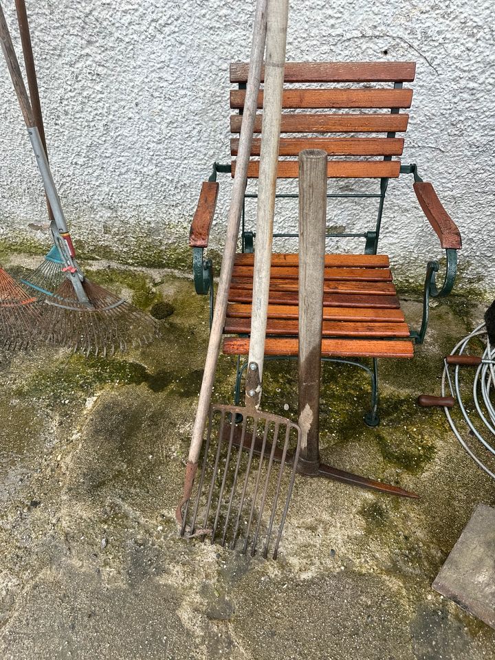 Gartengeräte Spitzhacke Heugabel Streugabel und Krumpholz in Hallbergmoos