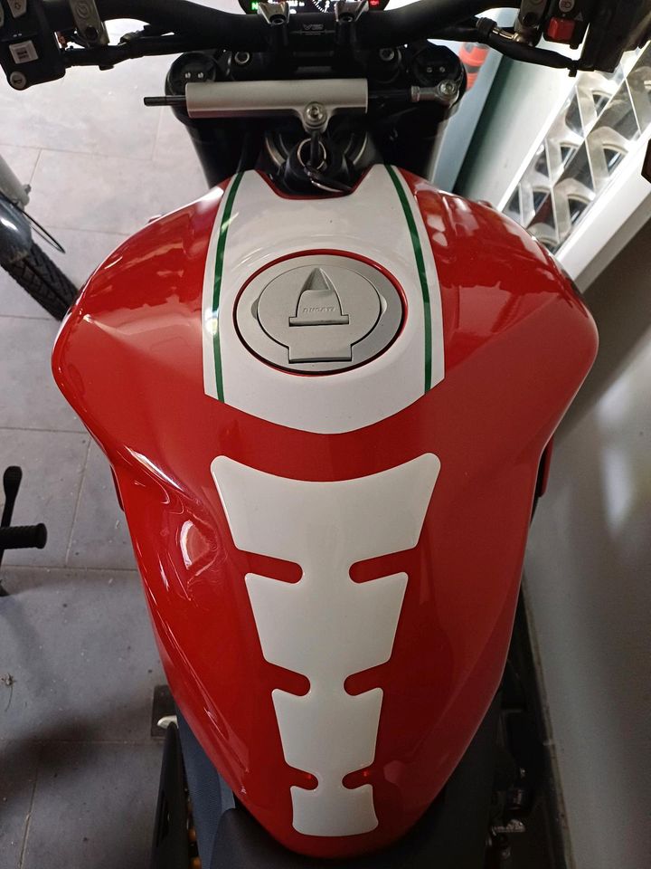 Ducati Streetfighter V2 Scheckheft gepflegt in Burgstädt