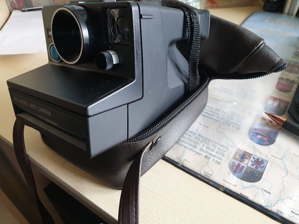 Polaroid Land Camera mit Tragetasche in Erftstadt