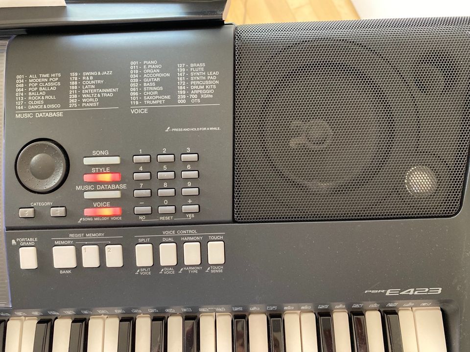 Yamaha, Keyboard, PSR E423 mit Zubehör in Halstenbek