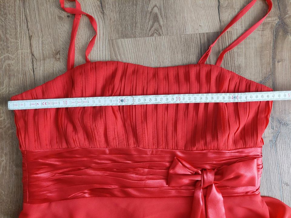 Festliches Kleid rot Tüll mit Seidenschleife, L in Penzberg