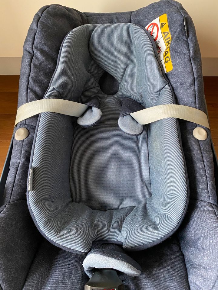 Babyschale pebble Plus von Maxi-Cosi mit 2Way-Fix in dunkelblau in Oberhausen