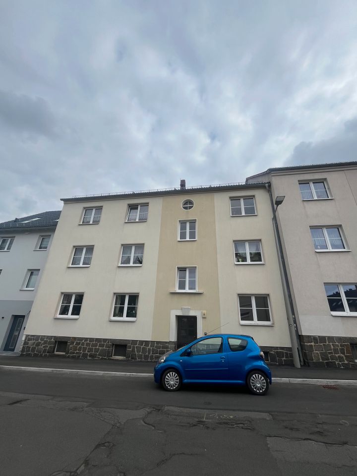 kleine und preiswerte 2 Raumwohnung im Erdgeschoß mit Balkon und Gartennutzung zu vermieten in Freiberg in Freiberg