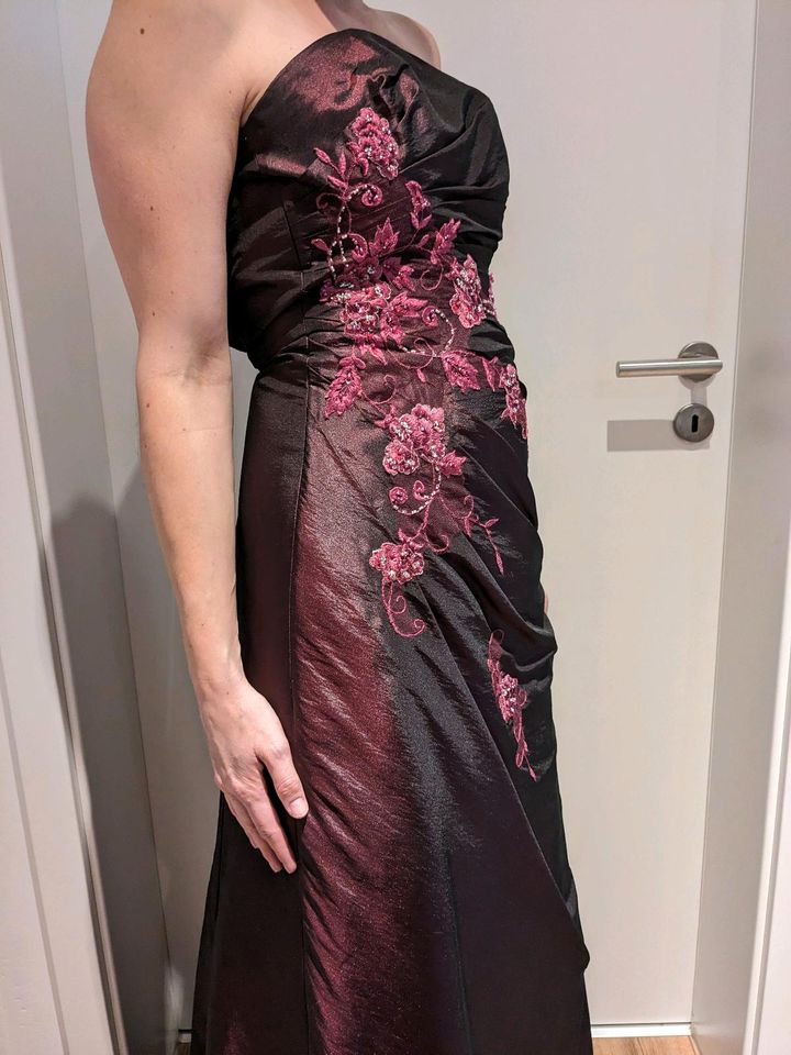 Wunderschönes Abendkleid, aubergine, tolle Bestickung und Stola in Wienhausen