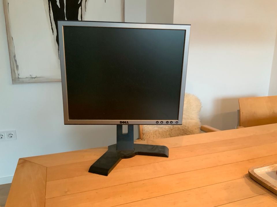 Dell P190St LCD Bildschirm Monitor Höhenverstellbar in Düsseldorf