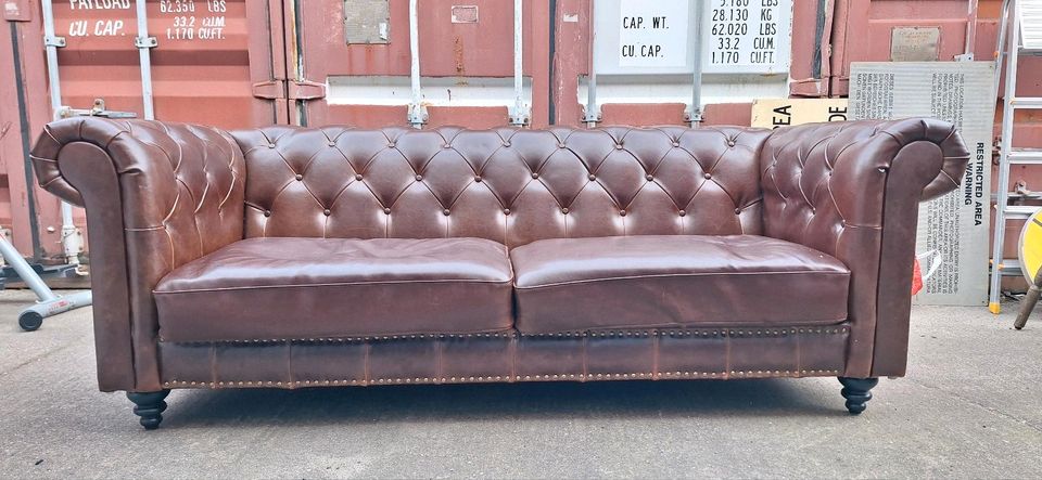 Cesterfield Couch 2 Sitzer in Berlin