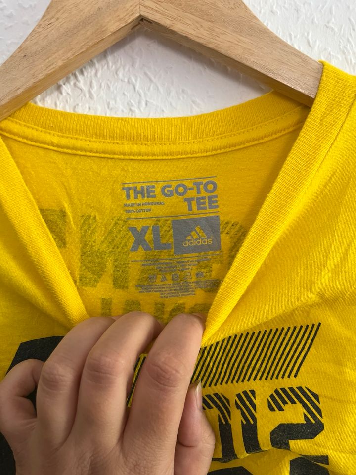 Vintage Y2K Michigan Adidas T-Shirt in Castrop-Rauxel