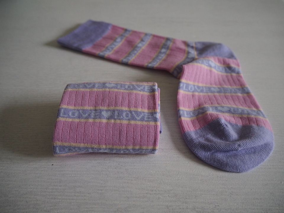 Socken Love in verschiedenen Farben neu in Essen