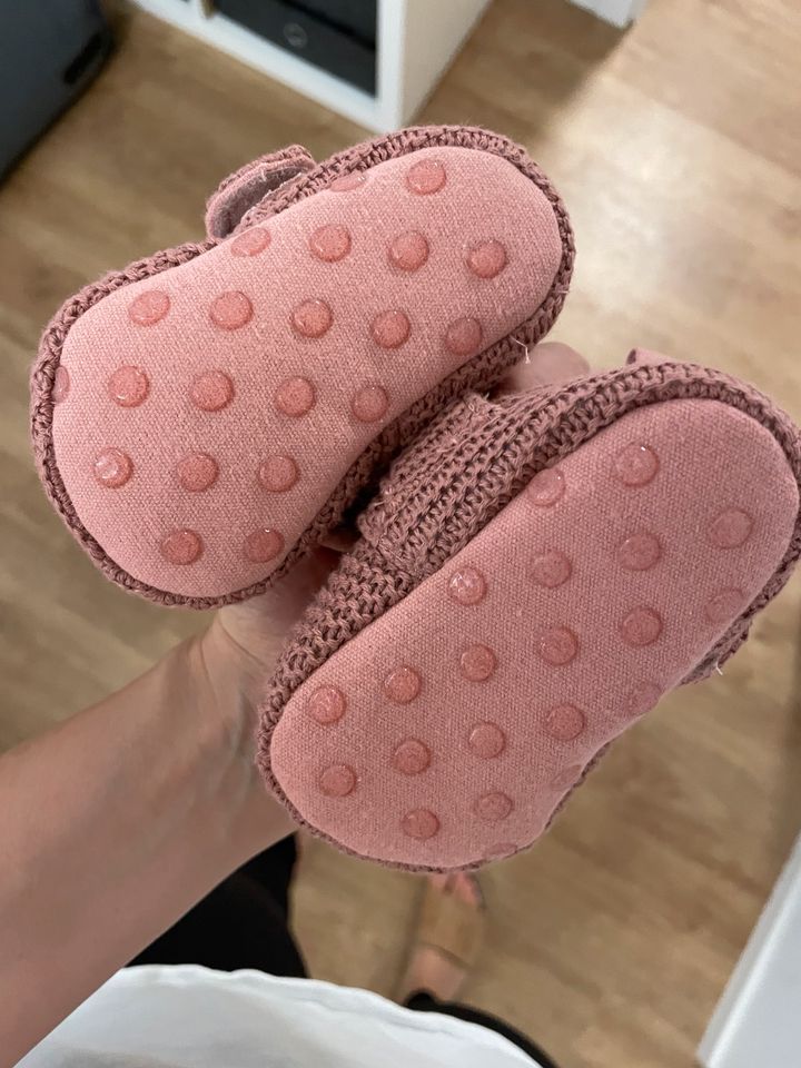 NEU gestrickte Babyschuhe Krabbelschuhe 17/18 Mädchenschuhe in Bietigheim-Bissingen