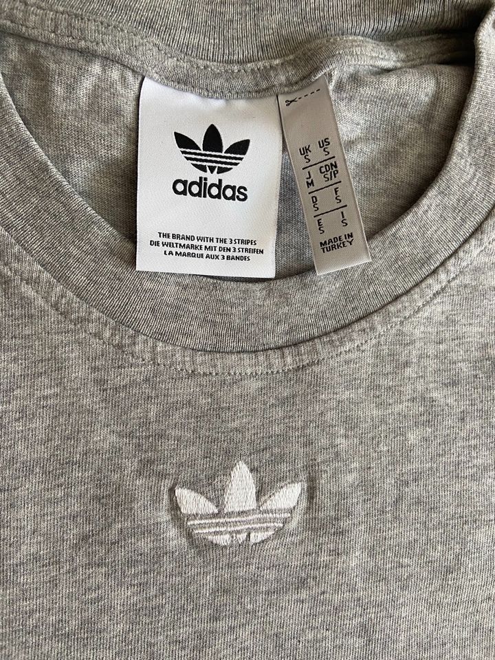 Graues Adidas T-shirt in Magdeburg