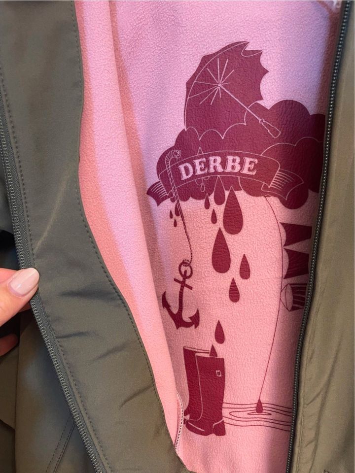 Derbe Jacke Damen Softshell Island Friese oliv / pink in Neumünster