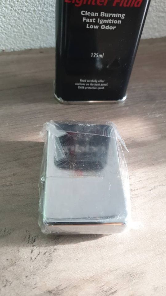 Benzin Feuerzeug neu + 125ml Zippo Benzin American Legend Letztes in Berlin