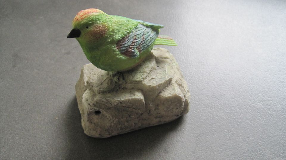 Vogel mit Bewegungsmelder auf Stein Felsen incl. Batterien in Inden