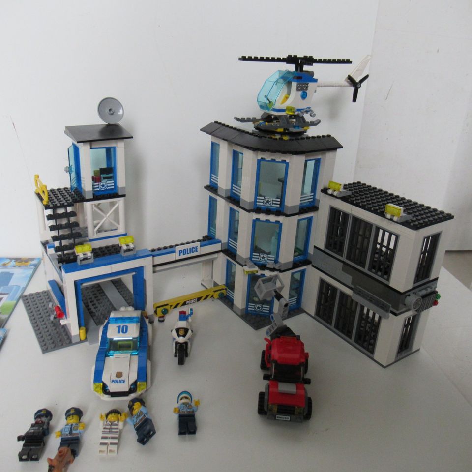 Lego Polizei Station 60141 mit allen Figuren und Bauanleitungen in Meißenheim