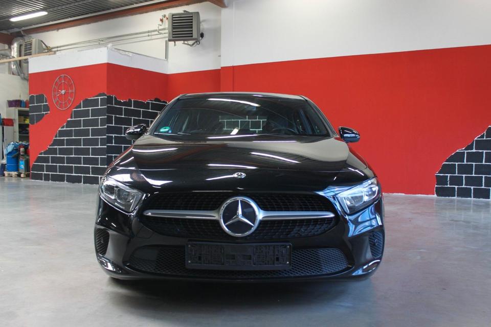 Mercedes-Benz A 180 Kamera*PDC*Alcantara*Navi*Spurhaltesystem* in Köln
