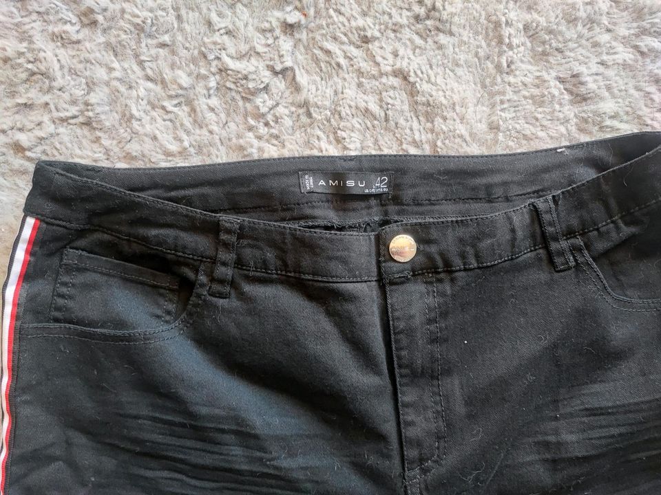 Schwarze Jeans Shorts mit Streifen an der Seite Gr. 42 in Köln