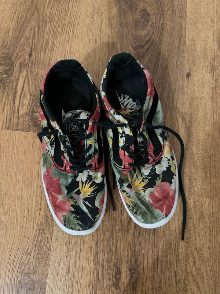 Bunte Vans mit Blumenmuster in Augustdorf