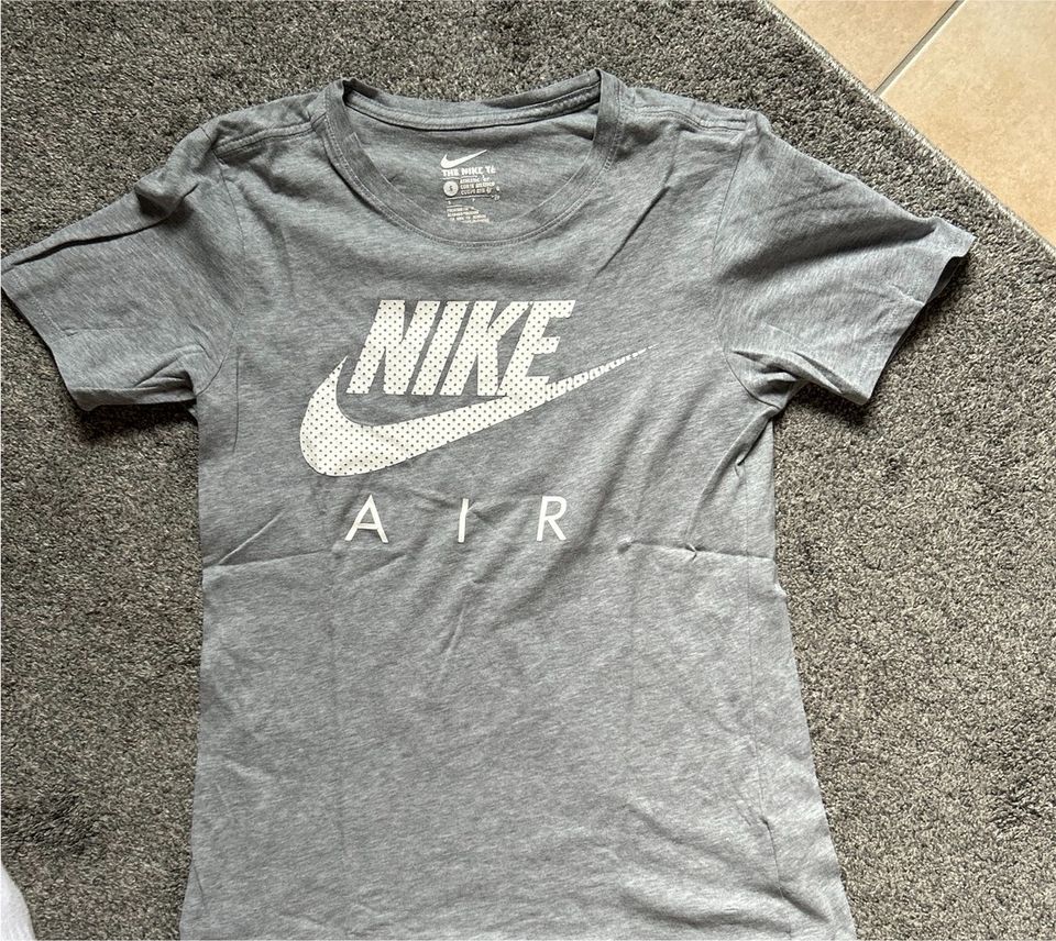 Nike T-Shirt Größe S Grau in Zeven