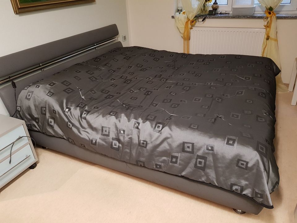 Schönes Doppelbett mit Bettkasten und Lattenrost mit Mechanik in München